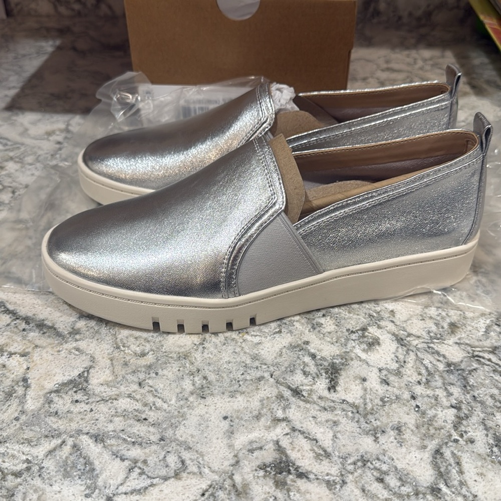 Vionic Shoes Size 7 - Picture 2 of 4
